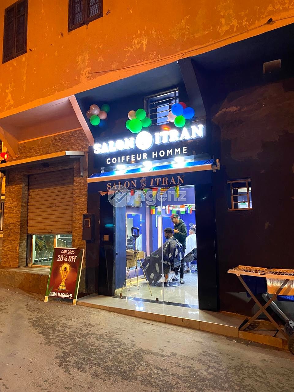Salon de coiffure professionnel pour homme bien équipé — 2