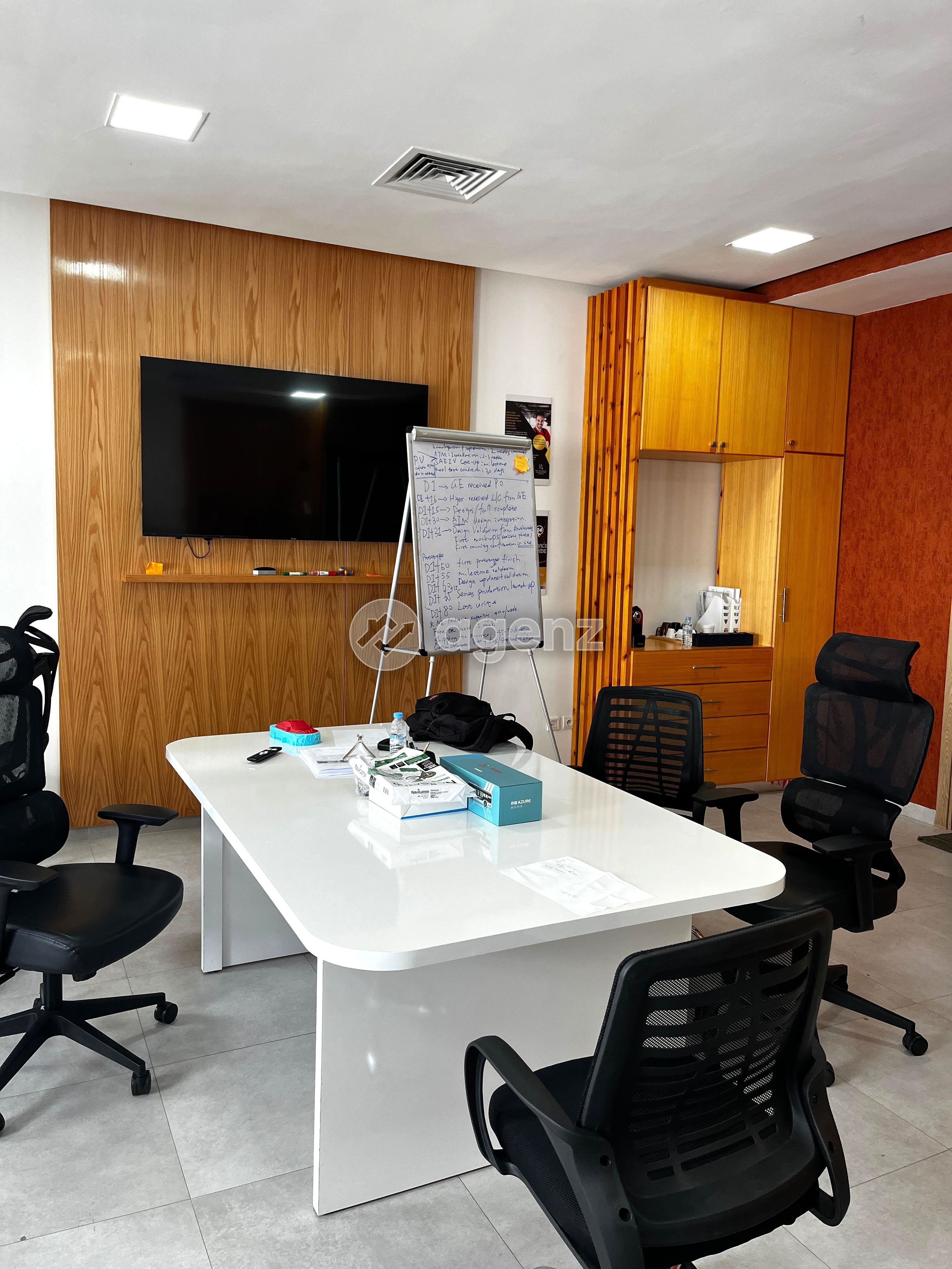 Bureau Meublé Clé en Main 54m² | Salle de Réunion + Écran 70" | Ichrak Lissasfa