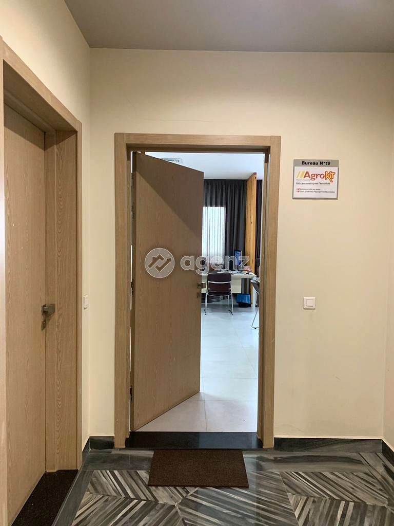 Bureau Meublé Clé en Main 54m² | Salle de Réunion + Écran 70" | Ichrak Lissasfa — 5