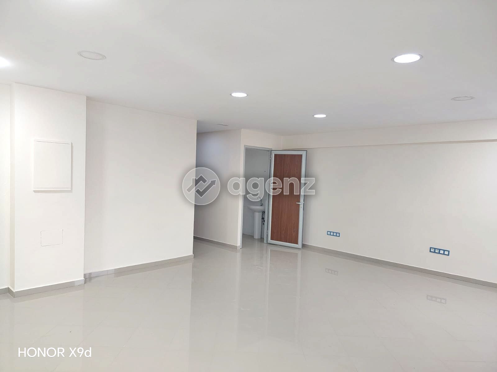 BUREAU SUR LE BD AIN SEBAA ASC PARKING 5500 DH  — 3