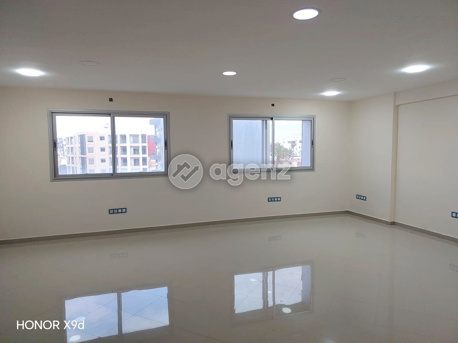 BUREAU SUR LE BD AIN SEBAA ASC PARKING 5500 DH  — 4