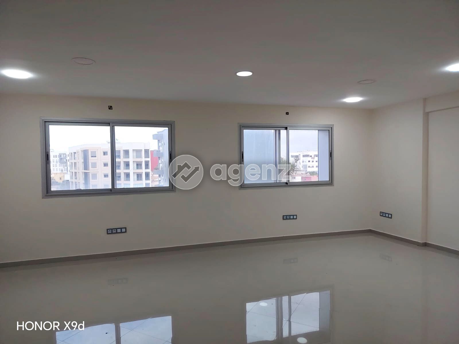 BUREAU SUR LE BD AIN SEBAA ASC PARKING 5500 DH  — 2