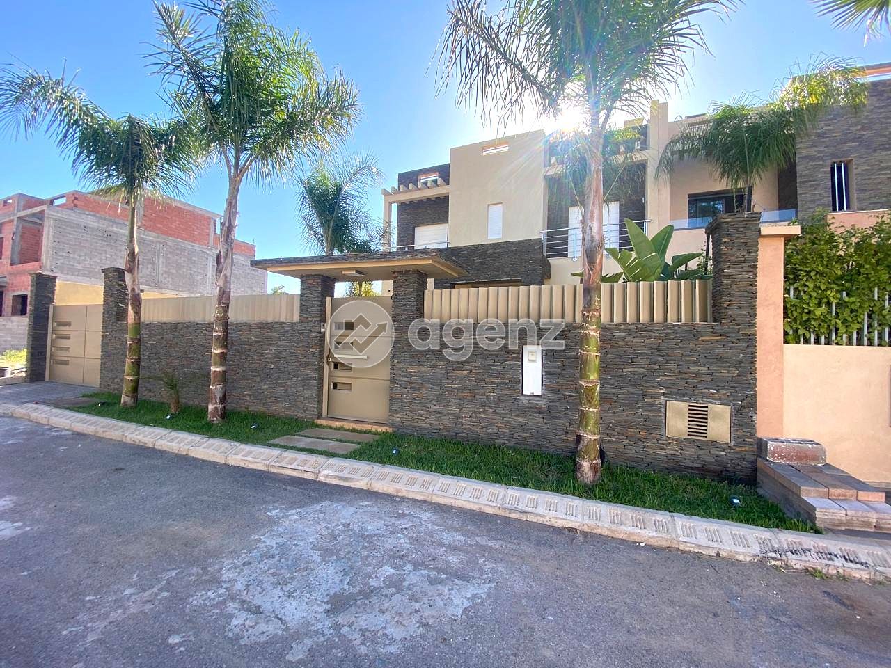 Prestigieuse villa avec piscine privée et grande terrasse sur le toit