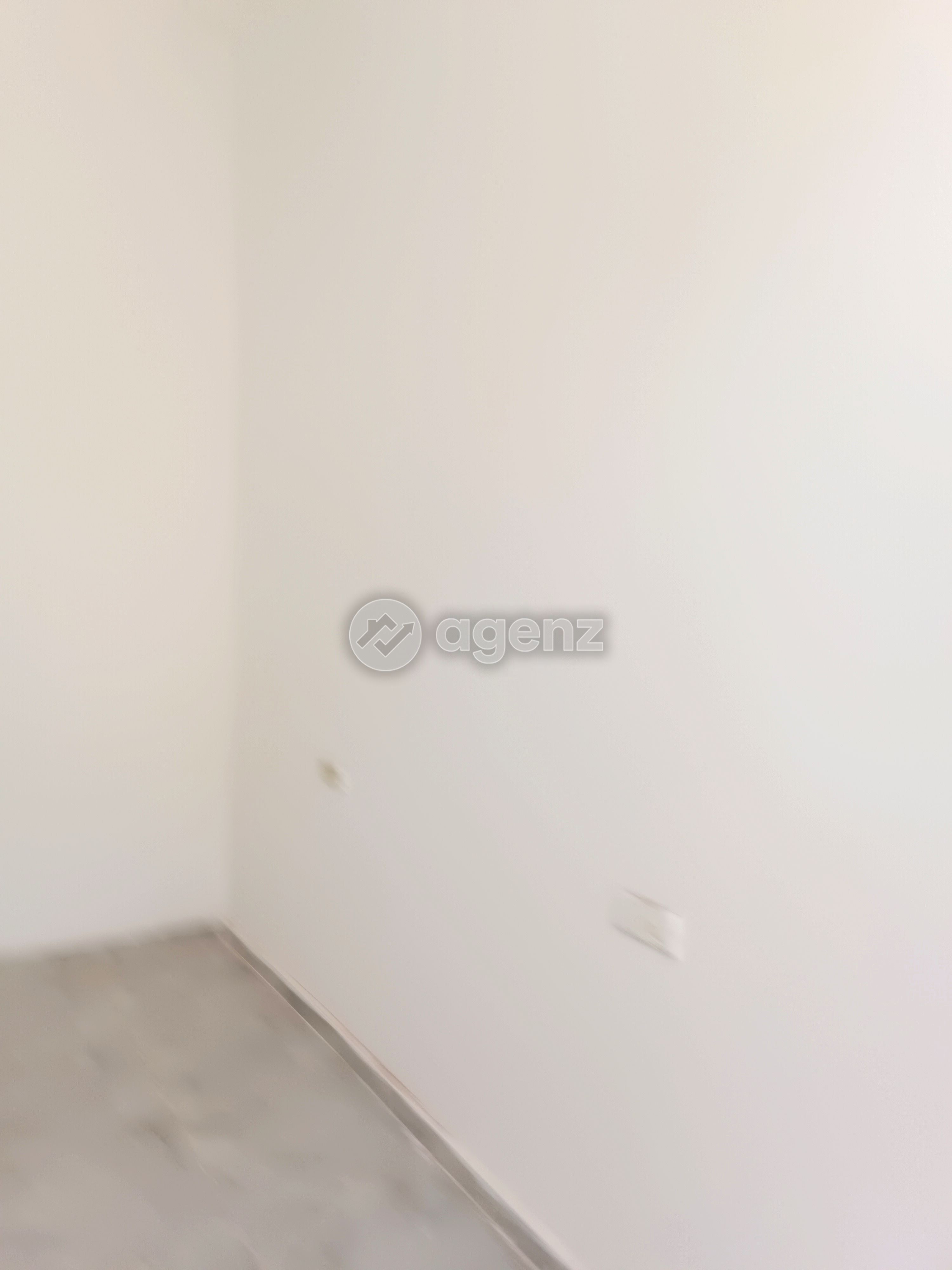 Un magasin commercial luxueux à louer à Rahma. Il y a un local à louer, propre et réparé, adapté à toute activité professionnelle ou commerciale. Proche de Dar Bouazza. Le magasin est situé dans un endroit agréable et proche de toutes les commodités. Les personnes intéressées doivent contacter pour connaître le prix et organiser une visite. — 4