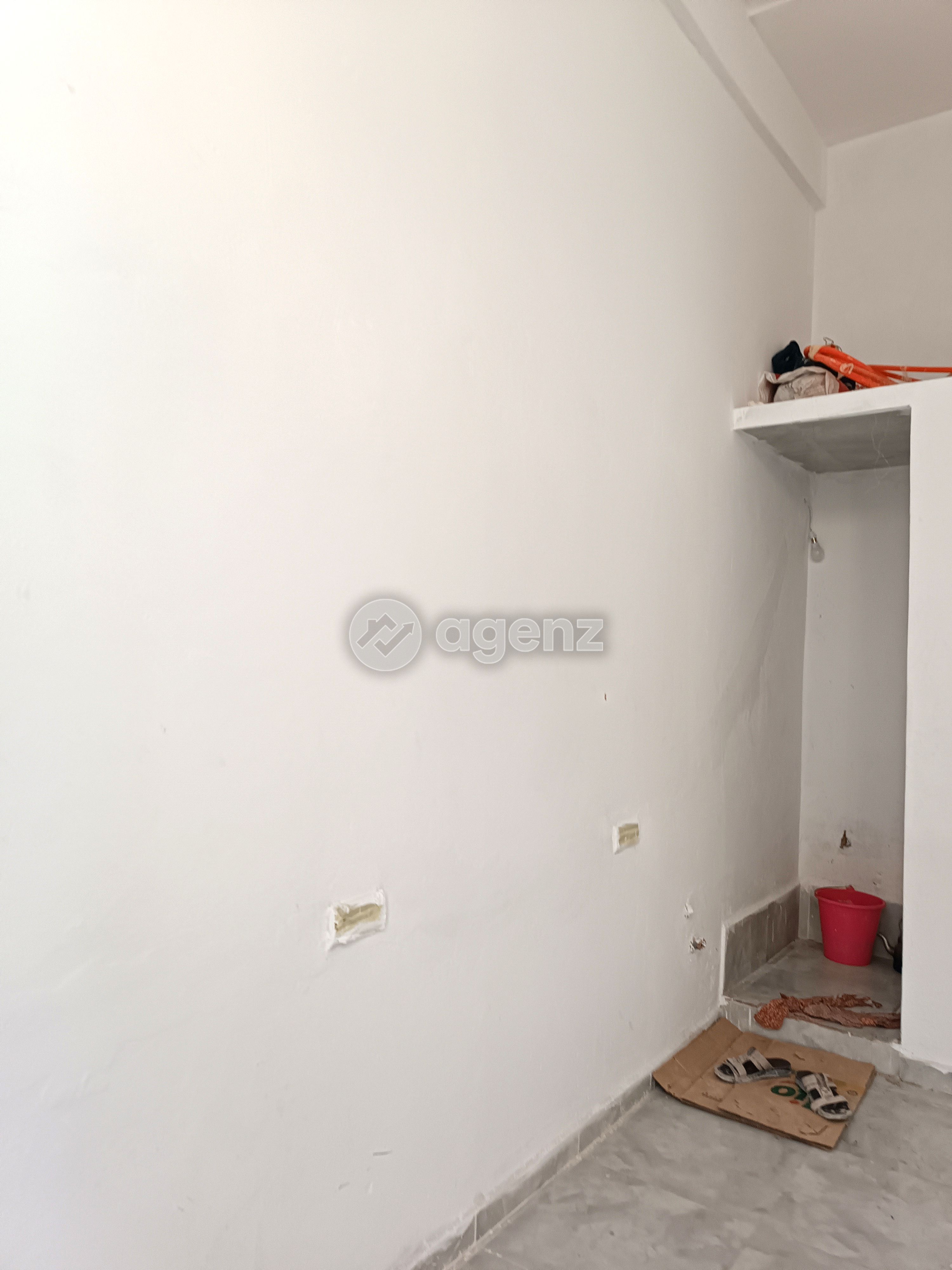 Un magasin commercial luxueux à louer à Rahma. Il y a un local à louer, propre et réparé, adapté à toute activité professionnelle ou commerciale. Proche de Dar Bouazza. Le magasin est situé dans un endroit agréable et proche de toutes les commodités. Les personnes intéressées doivent contacter pour connaître le prix et organiser une visite. — 5
