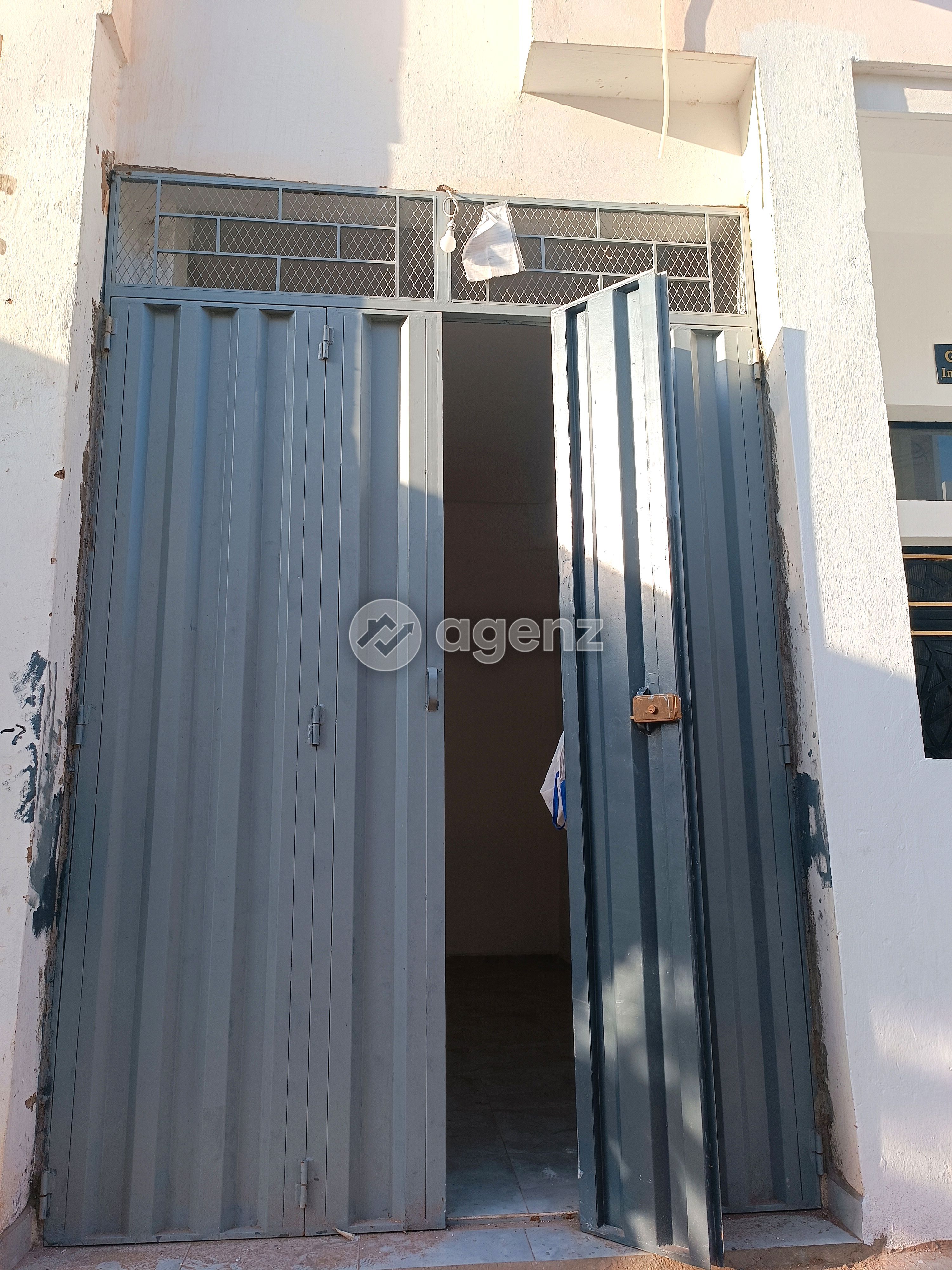 Un magasin commercial luxueux à louer à Rahma. Il y a un local à louer, propre et réparé, adapté à toute activité professionnelle ou commerciale. Proche de Dar Bouazza. Le magasin est situé dans un endroit agréable et proche de toutes les commodités. Les personnes intéressées doivent contacter pour connaître le prix et organiser une visite.