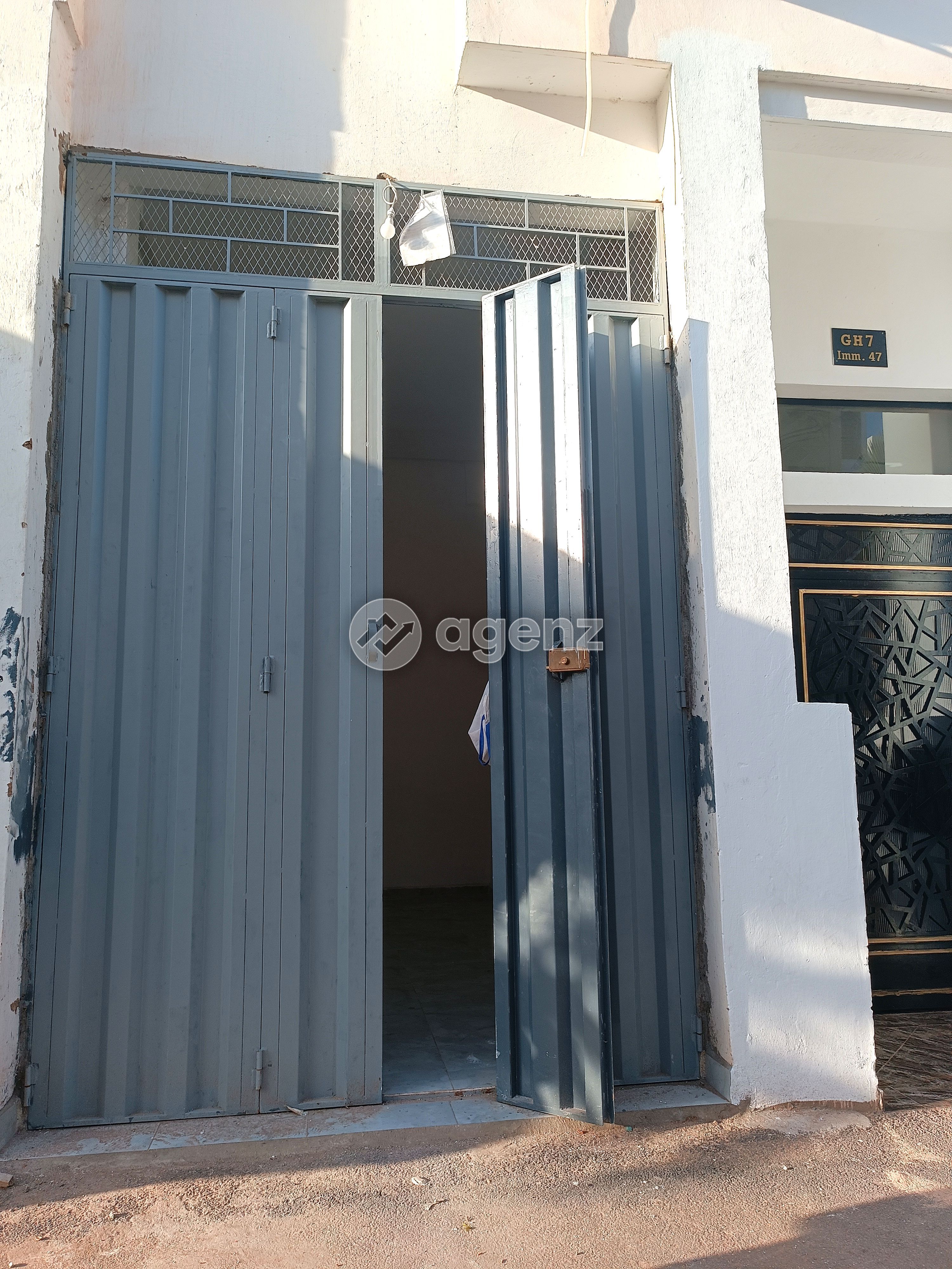 Un magasin commercial luxueux à louer à Rahma. Il y a un local à louer, propre et réparé, adapté à toute activité professionnelle ou commerciale. Proche de Dar Bouazza. Le magasin est situé dans un endroit agréable et proche de toutes les commodités. Les personnes intéressées doivent contacter pour connaître le prix et organiser une visite. — 2