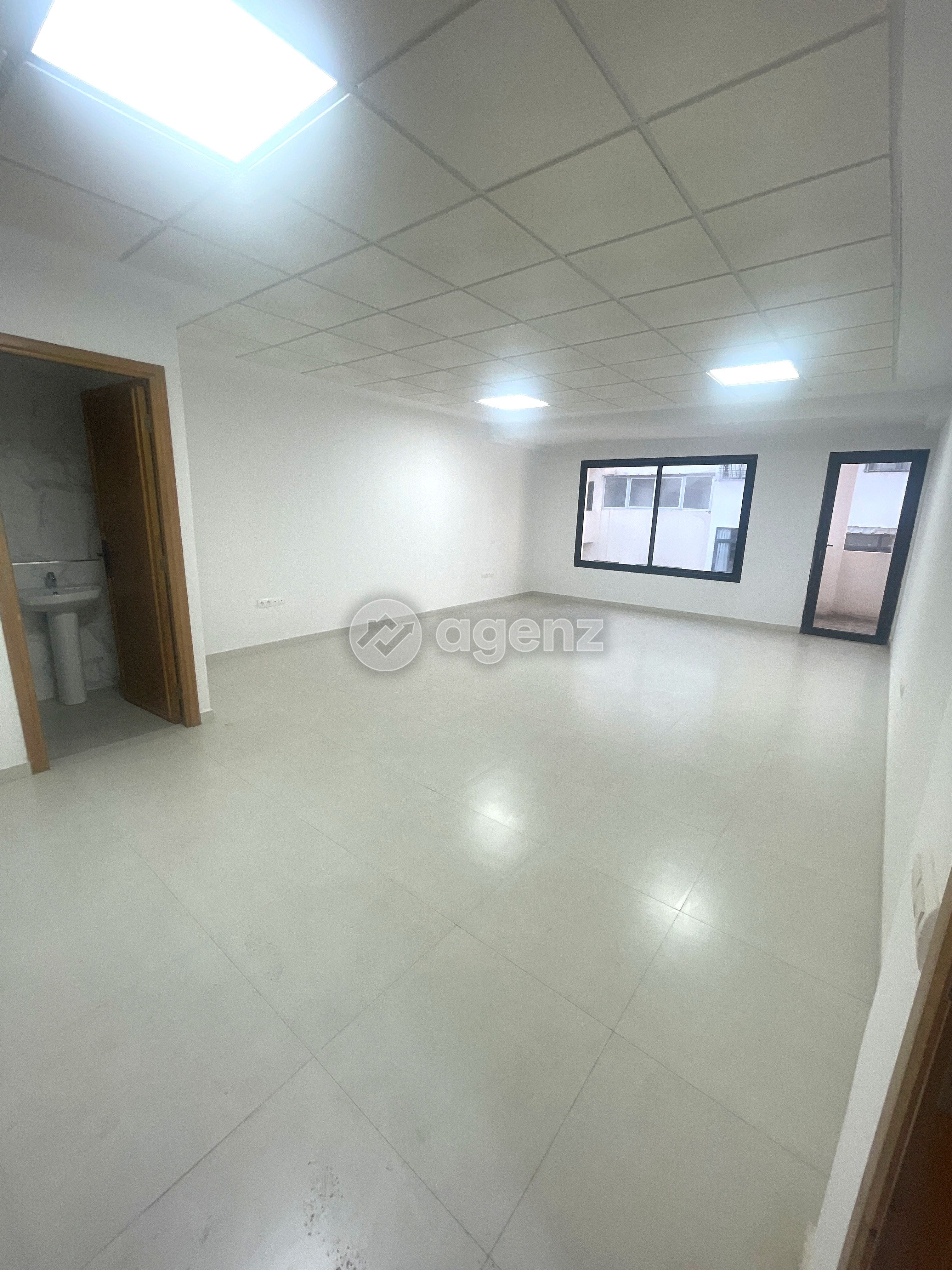 Bureau professionnel à louer 45 m², 3ᵉ étage avec ascenseur, Route de Rabat, accès facile autoroute.
Loyer : 6000 DH. 