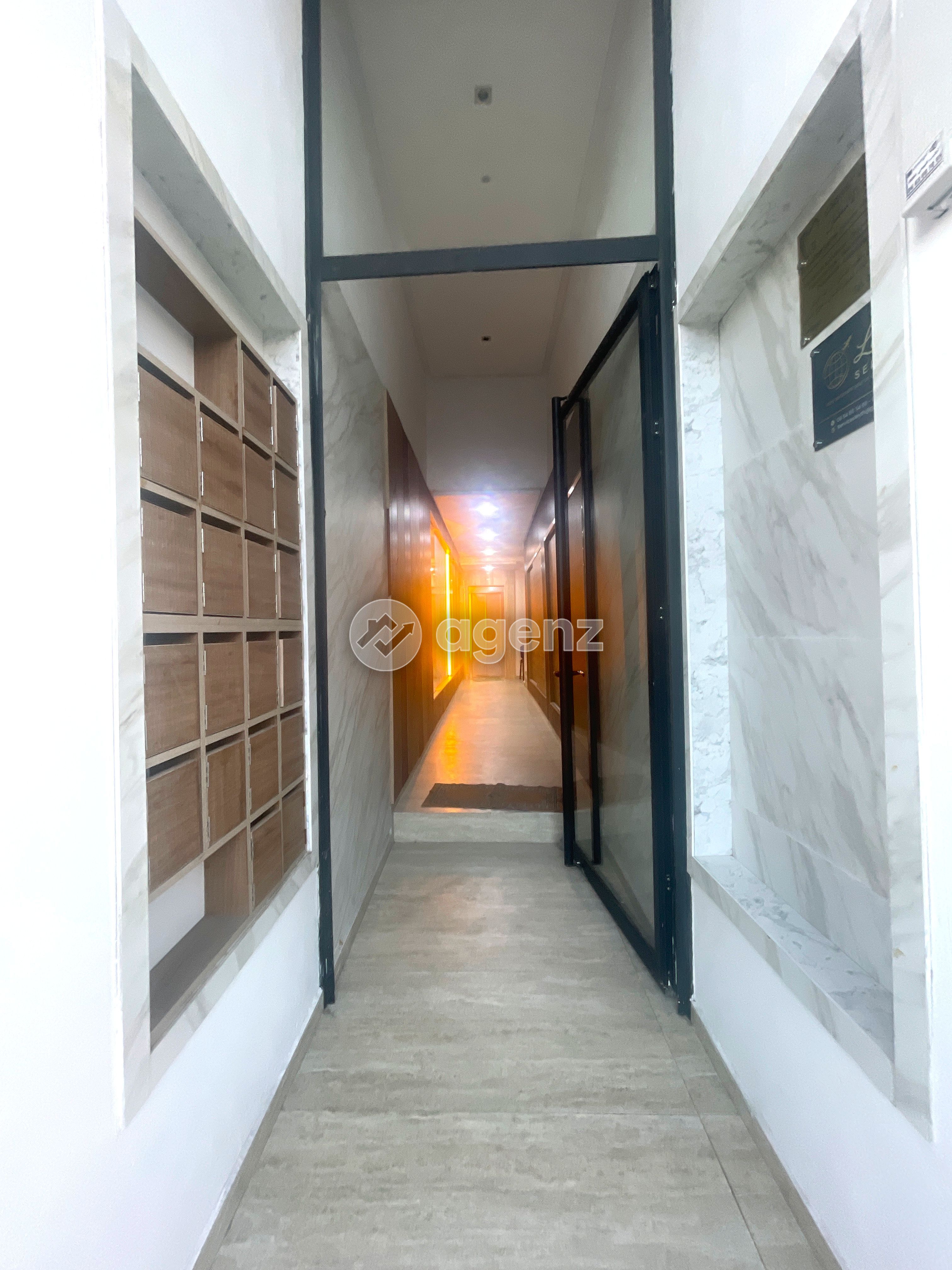 Bureau professionnel à louer 45 m², 3ᵉ étage avec ascenseur, Route de Rabat, accès facile autoroute.
Loyer : 6000 DH.  — 3