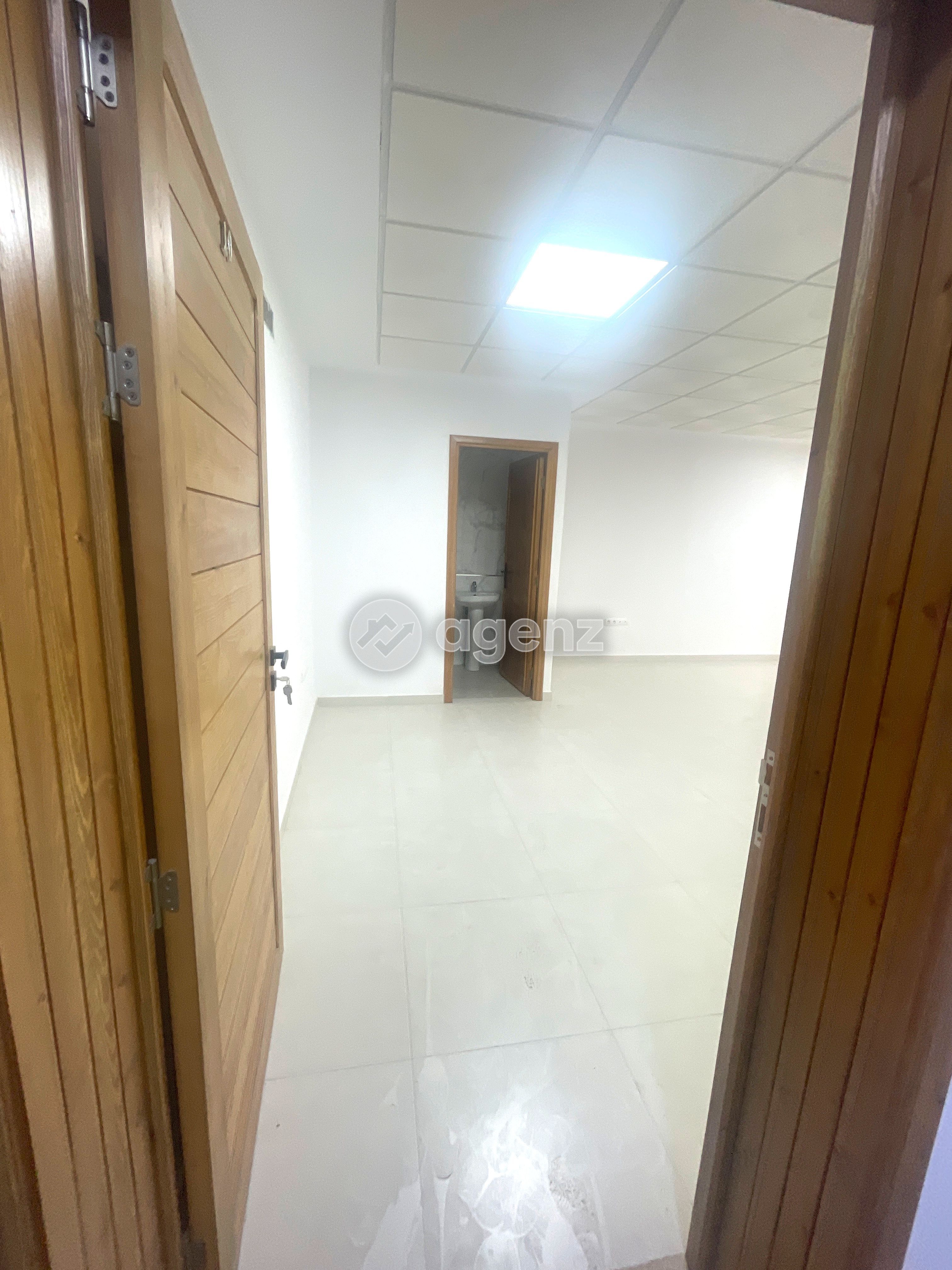 Bureau professionnel à louer 45 m², 3ᵉ étage avec ascenseur, Route de Rabat, accès facile autoroute.
Loyer : 6000 DH.  — 2