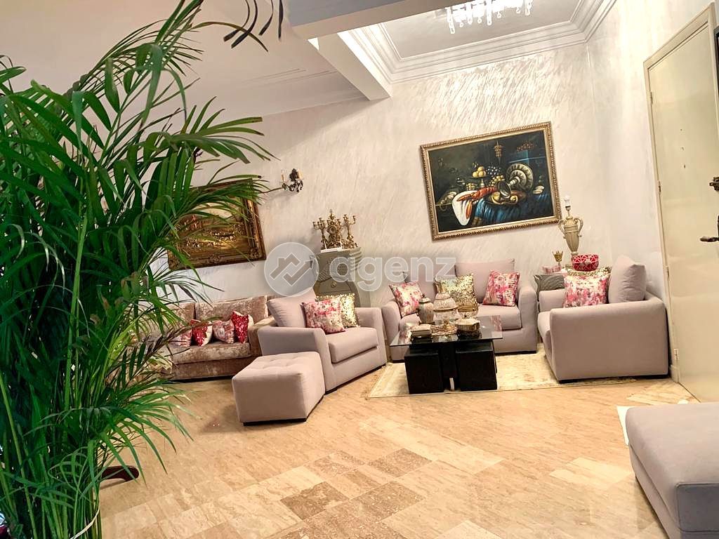Superbe Appartement de 212 m2 avec Terrasse Verdoyante — 4