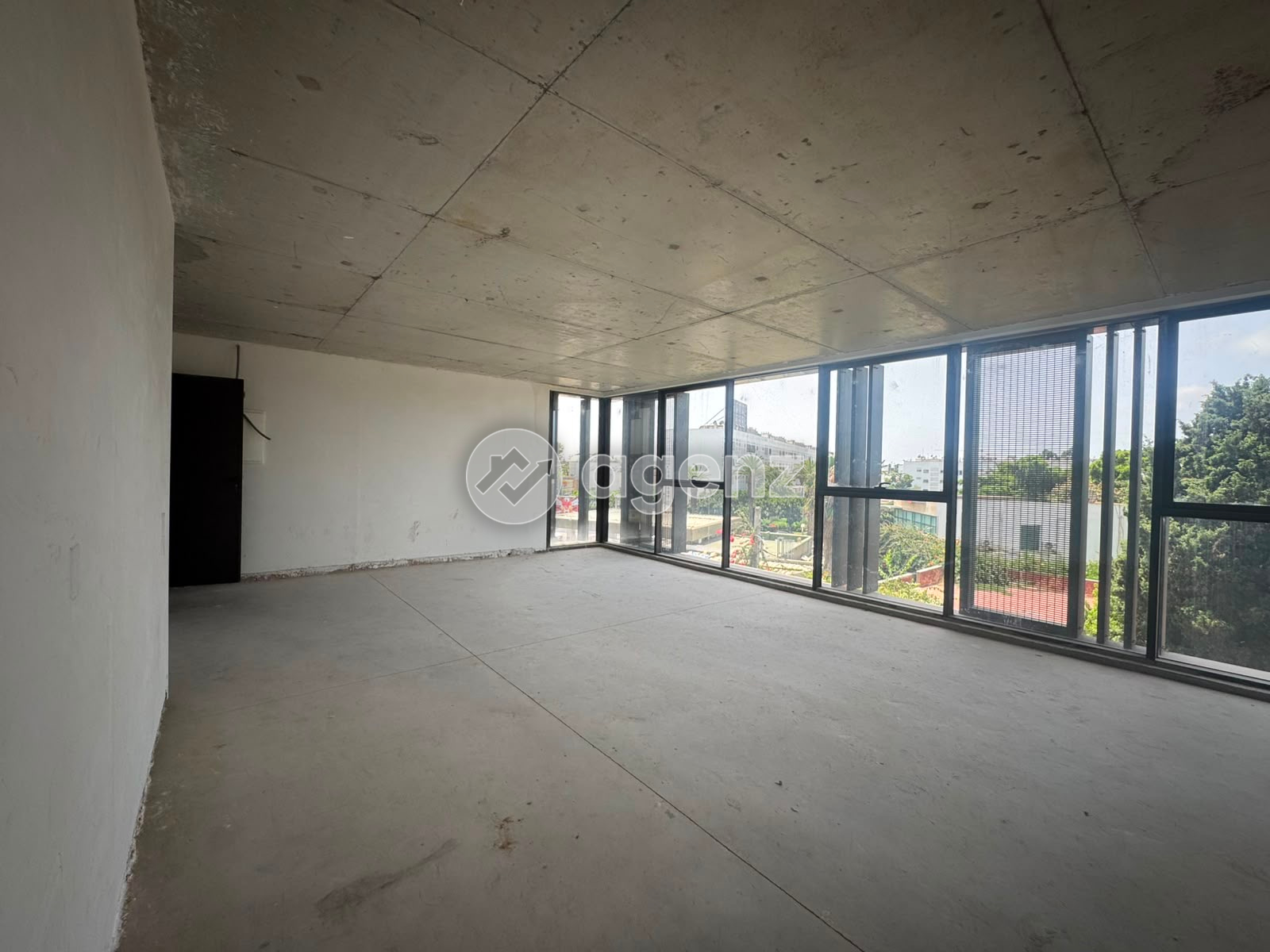 Bureau 72 m² à Franceville — 2