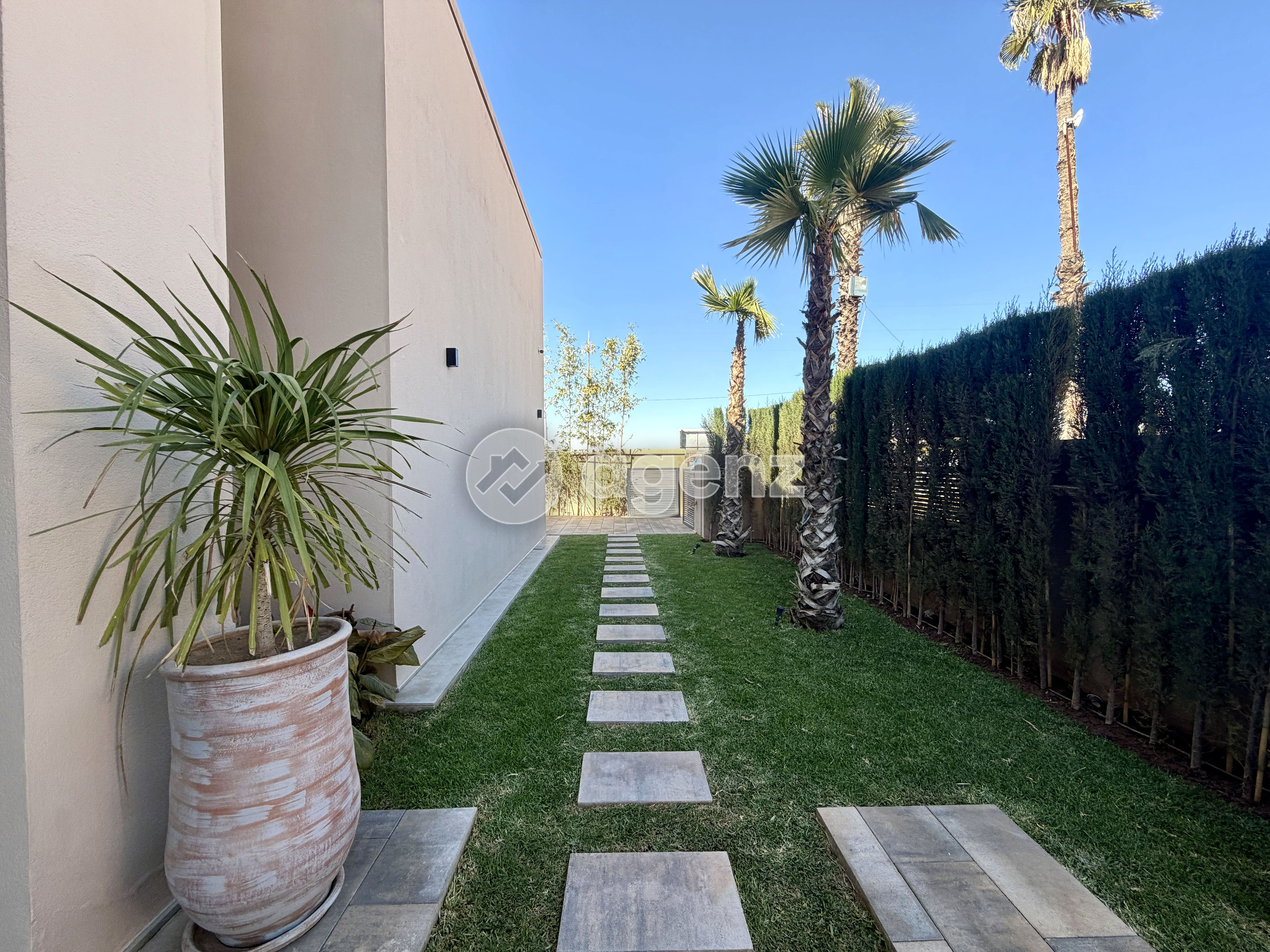 Villa de Luxe 4 Suites à Vendre – Route de l’Ourika
 — 2