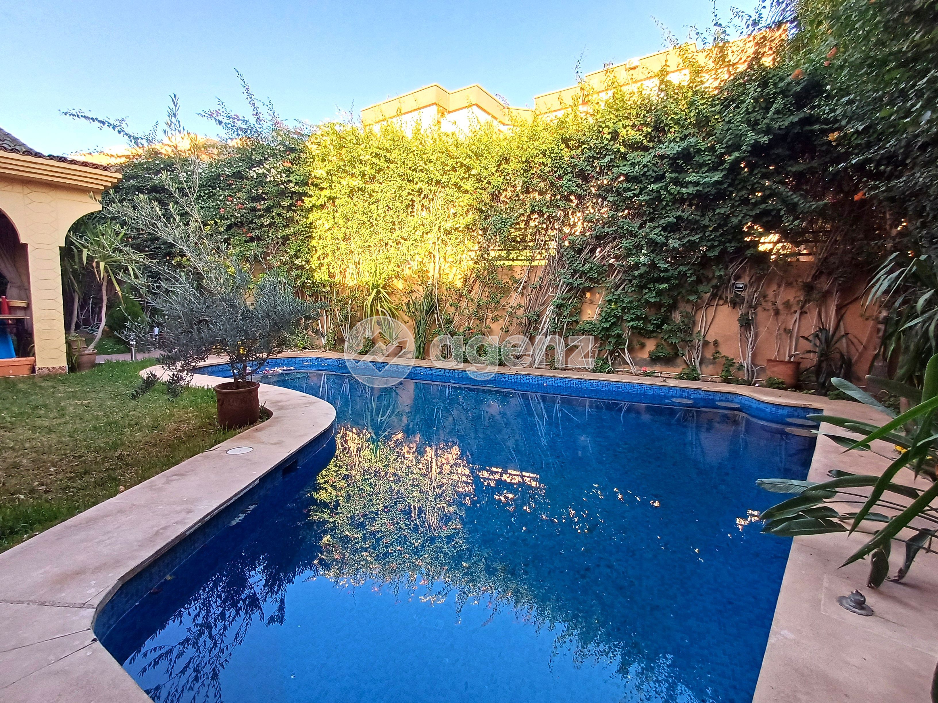 VILLA REFAITE À NEUF AVEC PISCINE