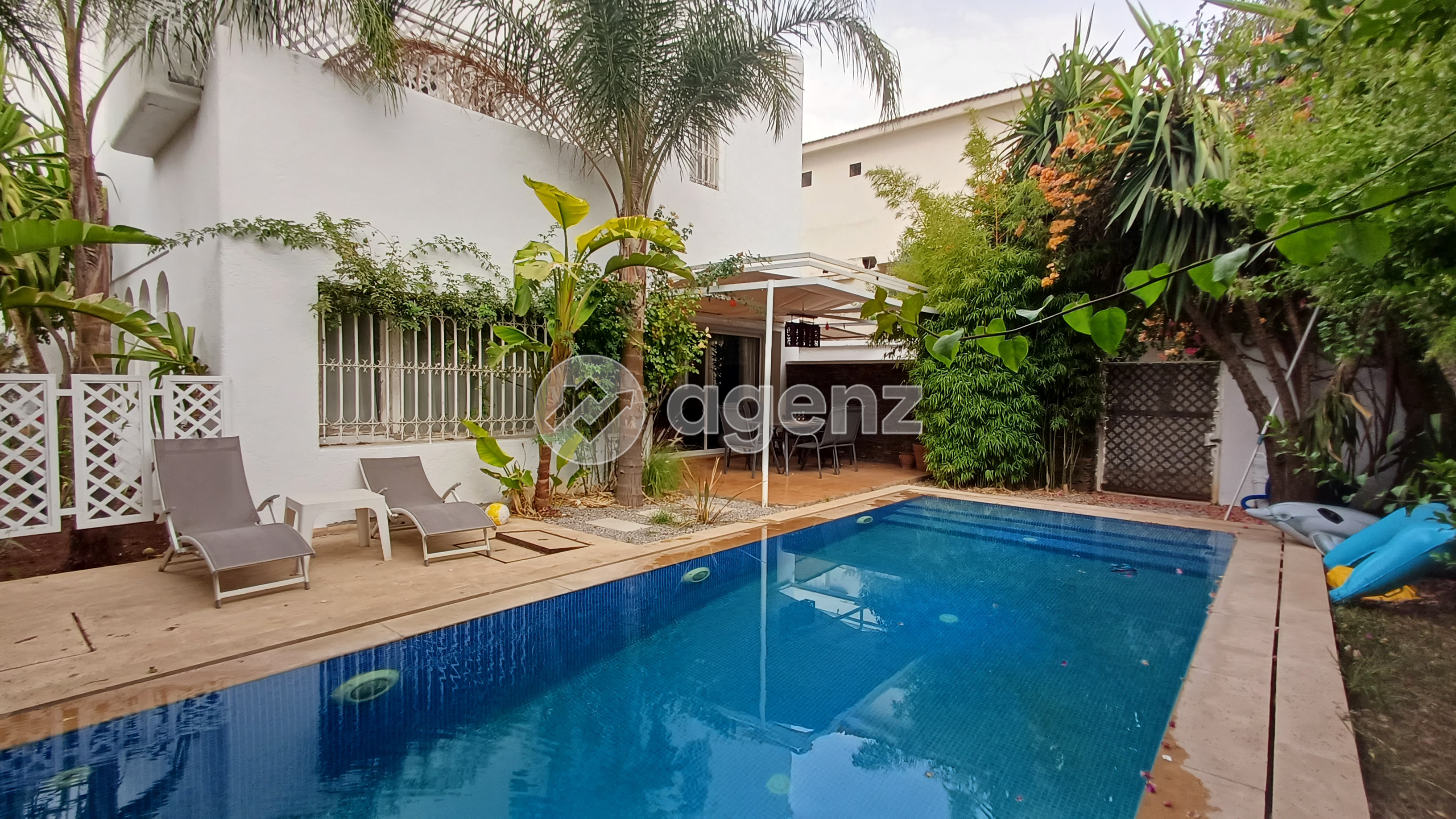 Villa avec piscine, espace et confort — 2