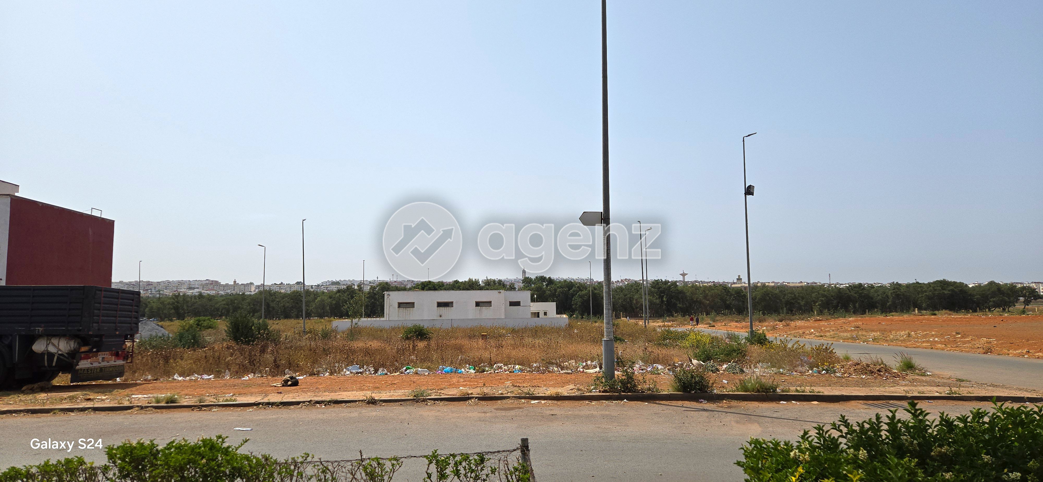 Terrain 349m zone Villa , 3 façades — 3