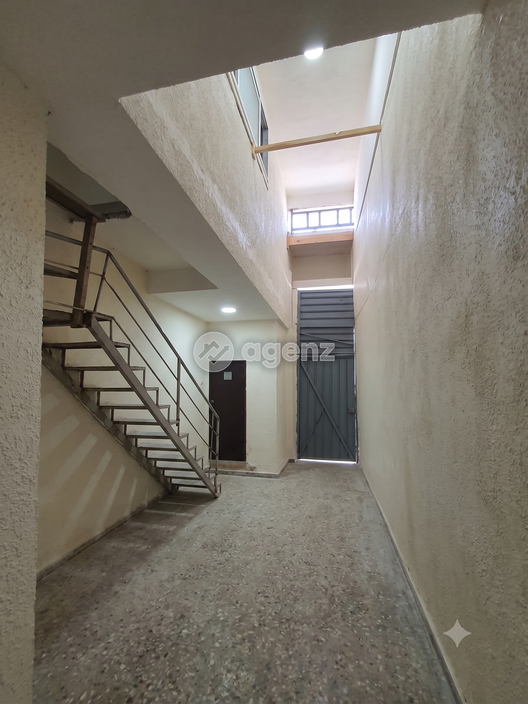 Local commercial titré et rénové Oulfa 19m² + Mezzanine — 2