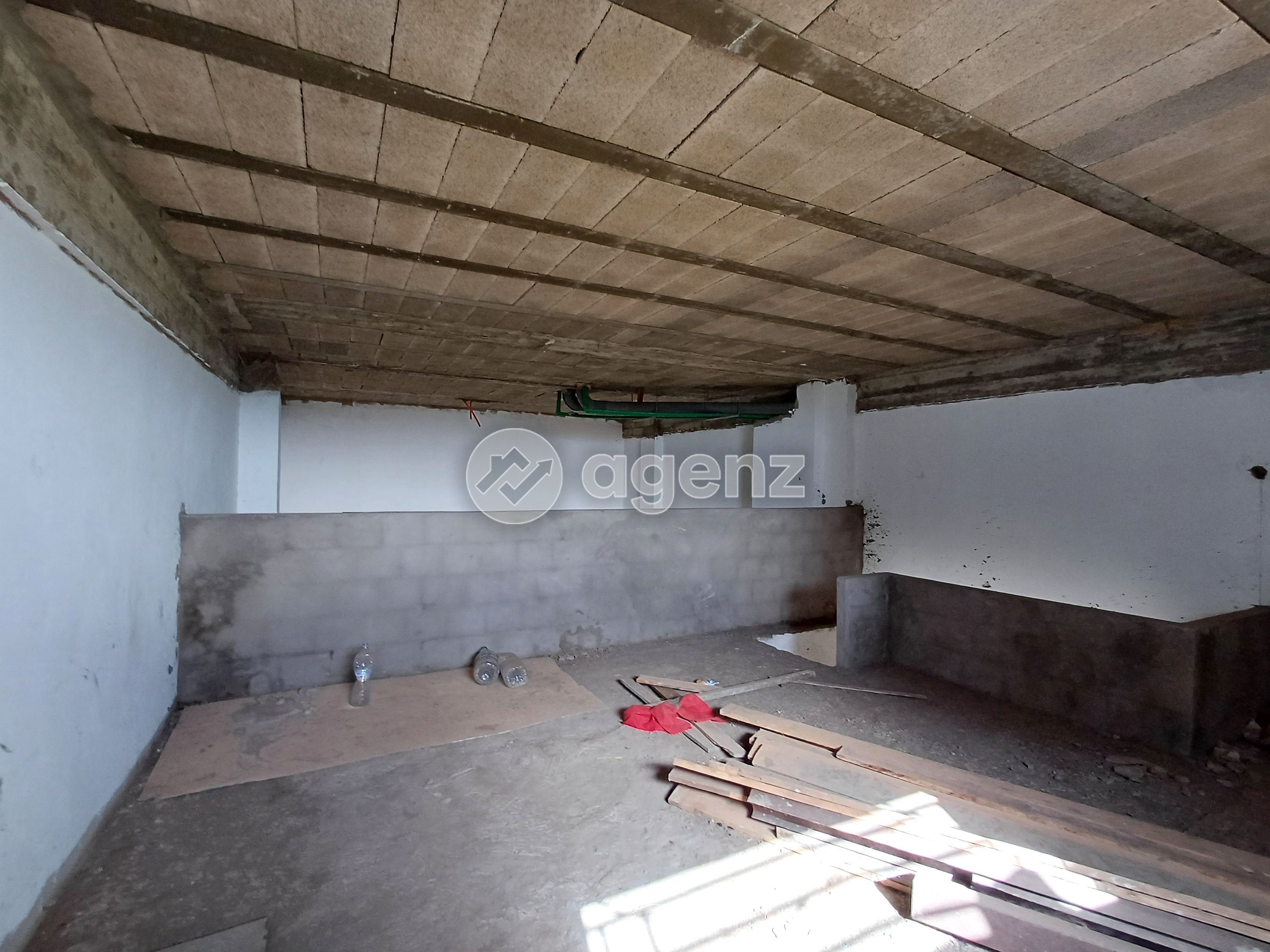 EMPLACEMENT STRATÉGIQUE AVEC EXCELLENTE VISIBILITÉ — 5