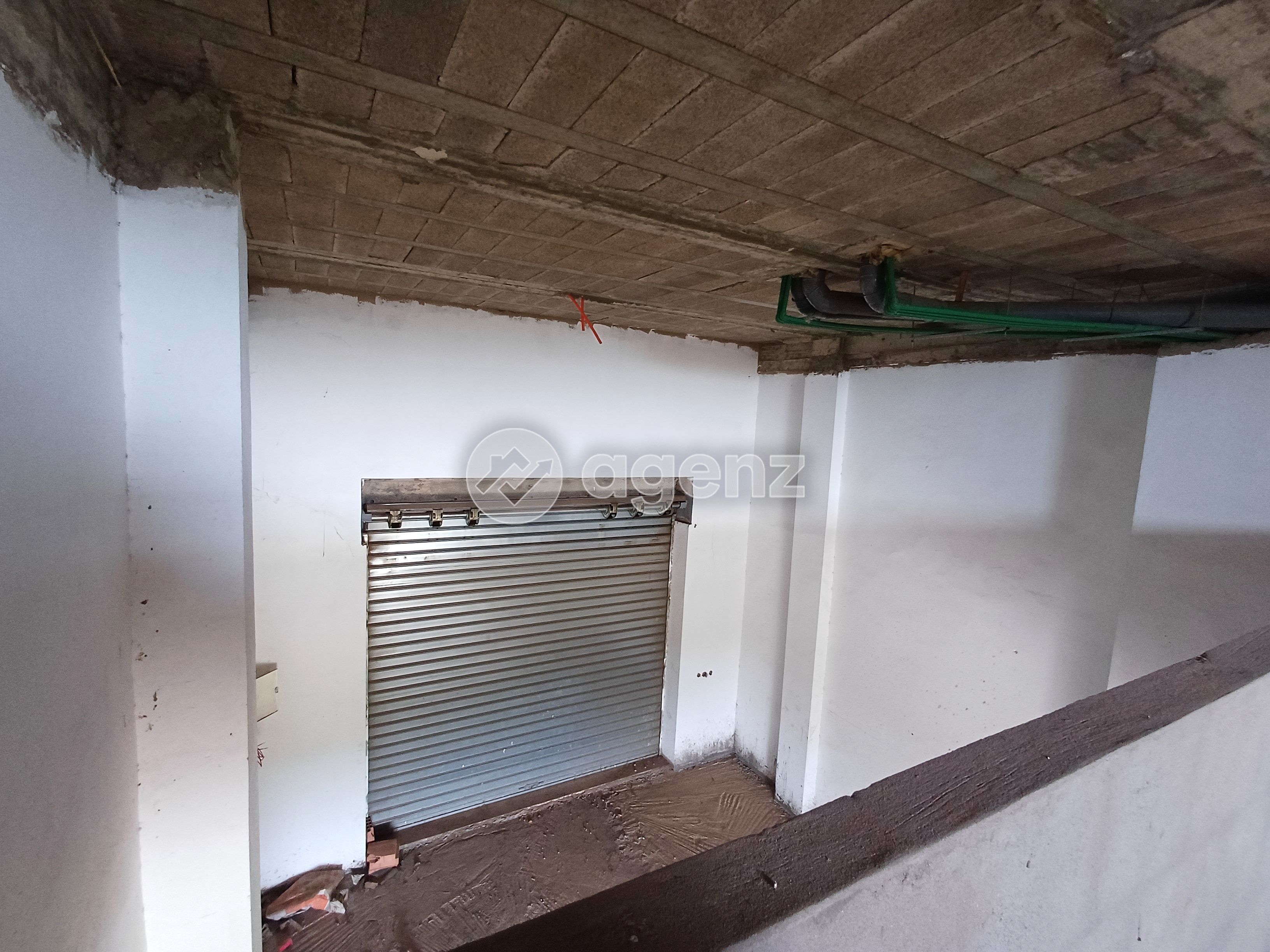 EMPLACEMENT STRATÉGIQUE AVEC EXCELLENTE VISIBILITÉ — 4