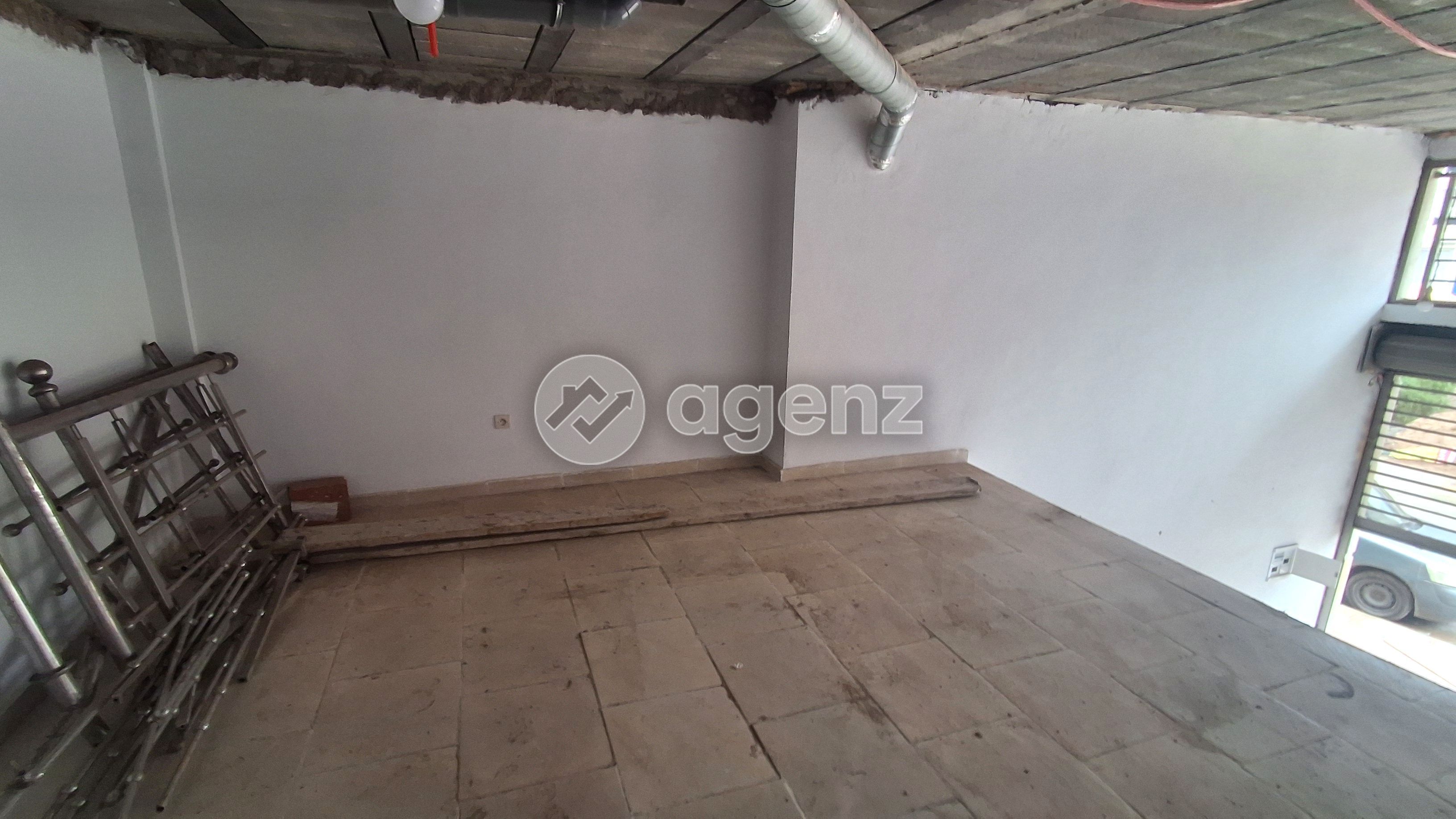 Commerce de 48 m² à Tamaris — 4
