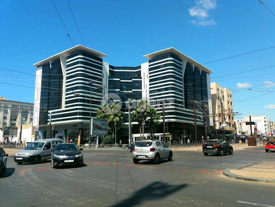 Bureau Open Space à louer – 63 m² – Al Miarage Center situé à l’angle du Boulevard Abdelmoumen et du Boulevard Anoual