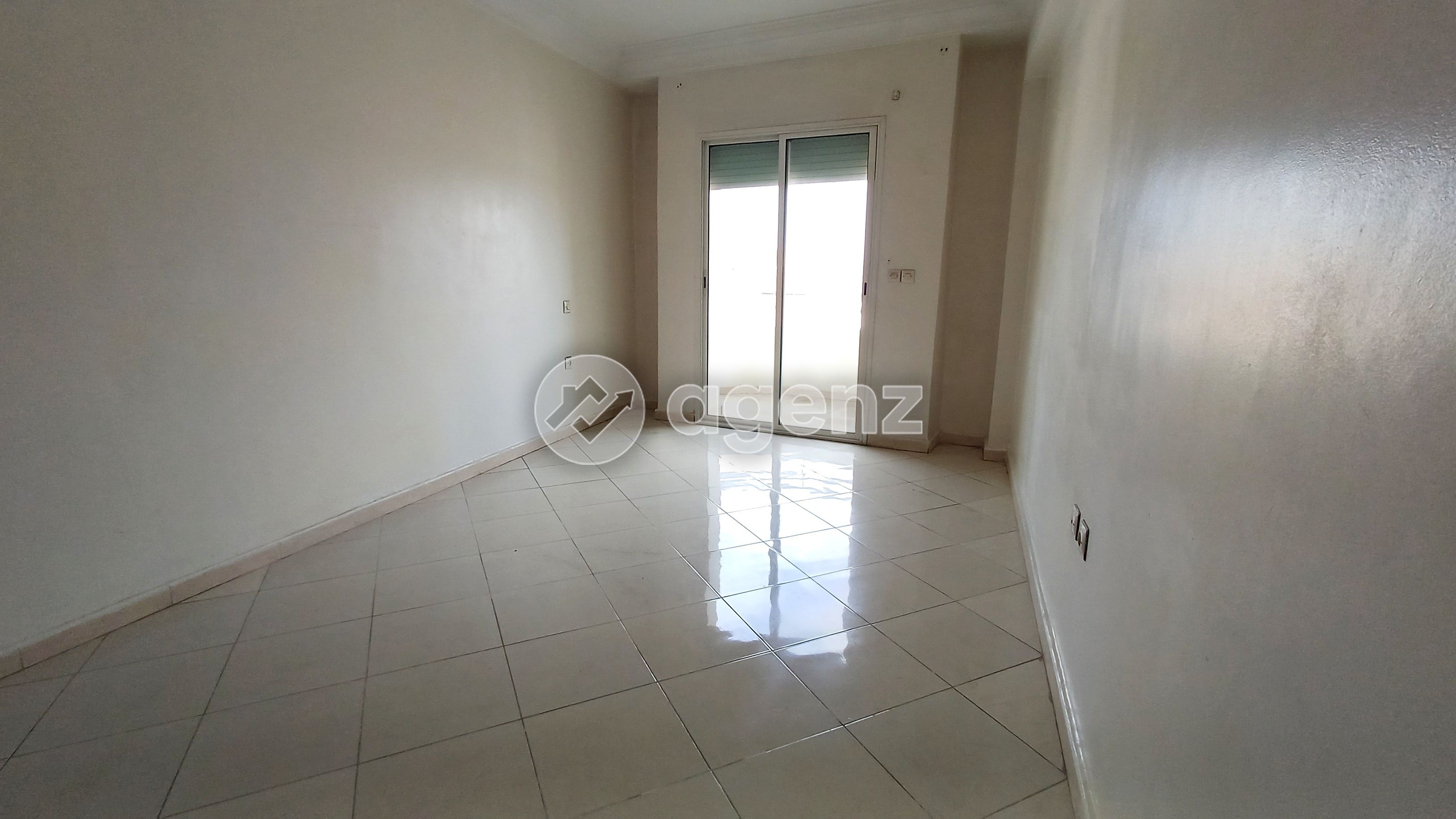 UN APPARTEMENT FONCTIONNEL ET BIEN SITUÉ — 2