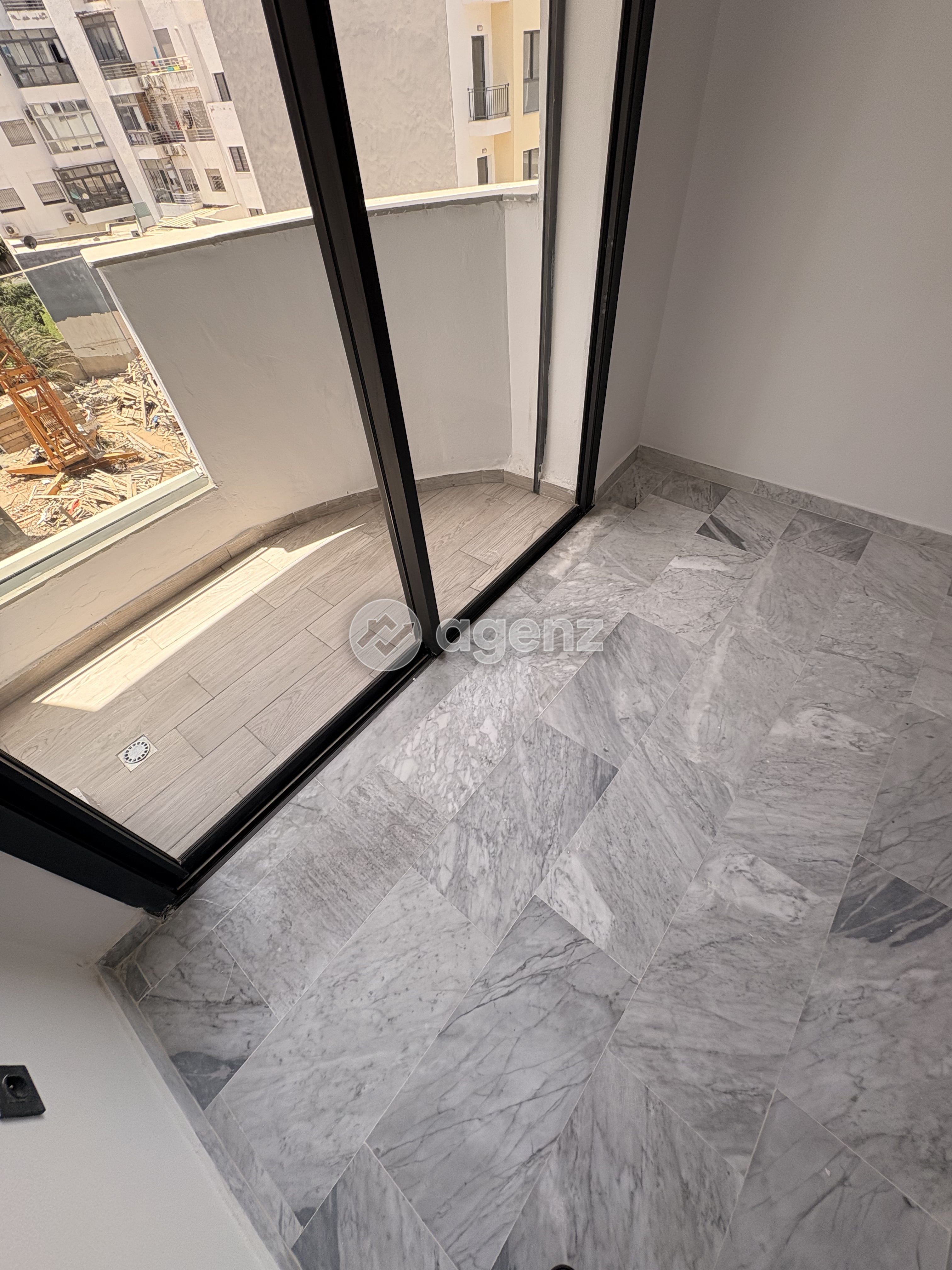 Studio vide à louer – Quartier des Hôpitaux — 2